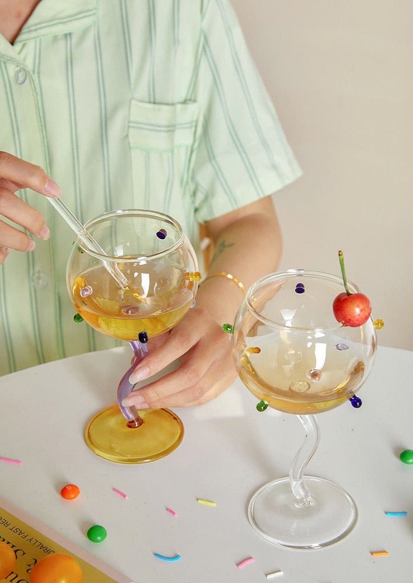 Copas de vino con chispas de colores sopladas a mano - Whimsical Dopamine