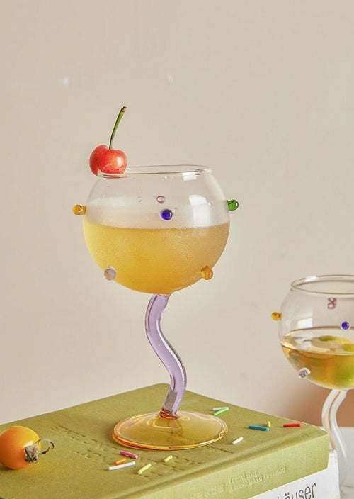 Copas de vino con chispas de colores sopladas a mano - Whimsical Dopamine